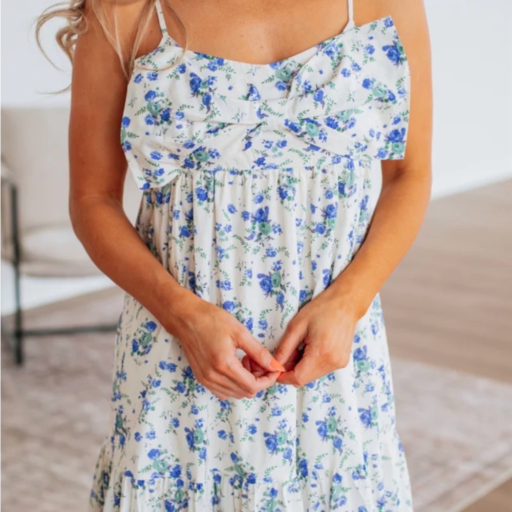 Storia Blue Floral Maxi Dress – Size Medium 🌸